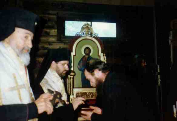 Грудень 1995 – архієпископ Володимир з митрополитом ВІГІЛІЙ Парижа у Великій монастиря Святого Архангела Михайла у Франції (Київського патріархату)