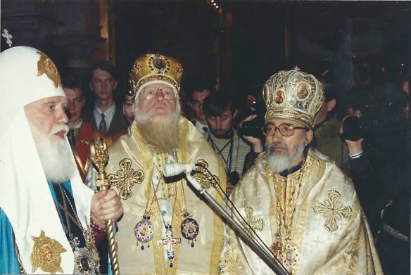 His Holiness Patriarch Filaret with HB Evloghios of Milan, Vasilij of Ostia and Vigilij of Paris (the three Bishops my consecrators in 1995 under the Patriarchate of Kiev. Святійший Патріарх Філарет з Блаженнішим Євлогій Мілана, Василь Остії і ВИГИЛІЙ Парижа. Ці три єпископи хіротонізований на єпископа мене в 1995 році. Це сталося відразу після того як ми повернулися з Києв в Італії. У Києві ми брали участь у виборах Святійшого Патріарха Філарета (жовтень 1995).
